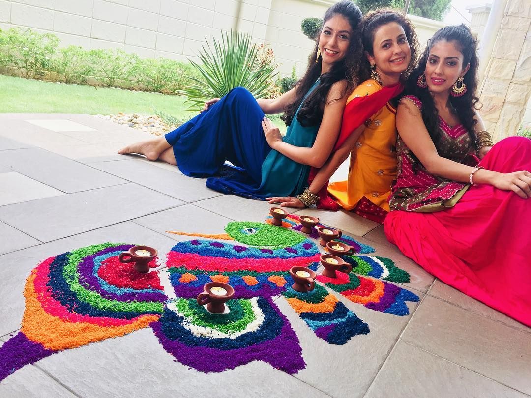 Beauty queen Kiran Jassal shows us where her looks come from in this portrait with her family, but also lets in on where she got her talent in artwork from. Photo: Courtesy of @kiran_jassal / Instagram