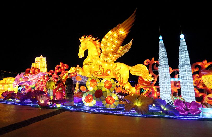 Held at Mines Wellness City, the night shone brighter as one million ‘light bulbs’ blazed to life in a grand light show, backdropped against an equally breathtaking water fountain.