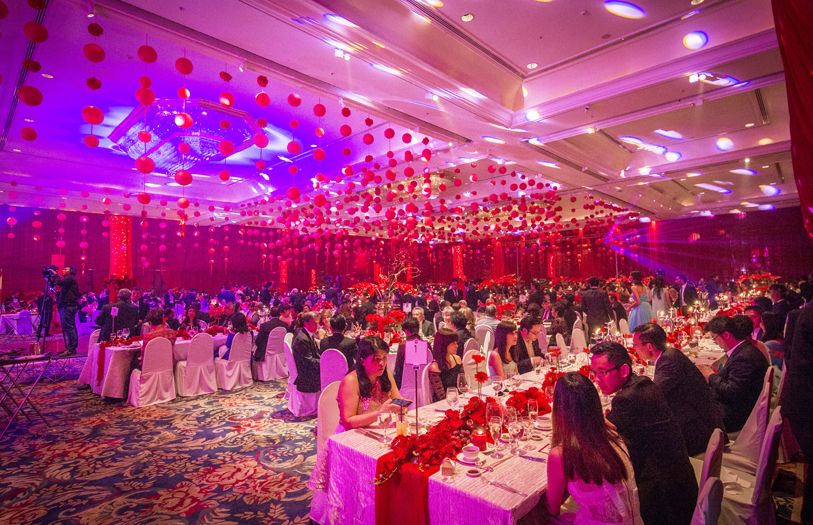 In reflection of the newlyweds’ heritage, the Oriental-themed wedding had the grand ballroom of Shangri-La Hotel Kuala Lumpur dressed in red and white from floor to ceiling, accented by a beautiful Oriental layout.