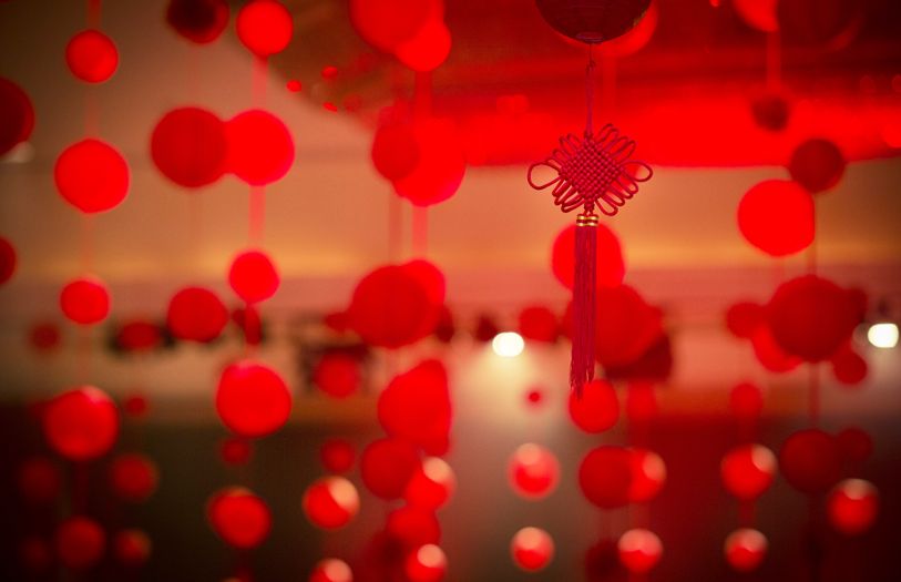 In reflection of the newlyweds’ heritage, the Oriental-themed wedding had the grand ballroom of Shangri-La Hotel Kuala Lumpur dressed in red and white from floor to ceiling, accented by a beautiful Oriental layout.