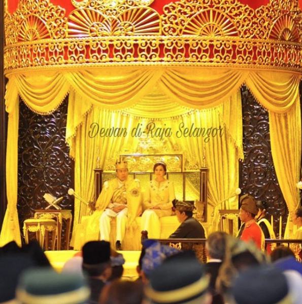 Witnessing the traditional ceremonial proclamation were Tengku Amir's father HRH Sultan Sharafuddin Idris Shah and HRH Sultanah Norashikin Abdul Rahman. (Photo: @wawa_wanda)