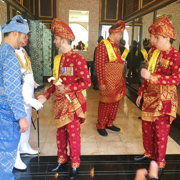 Tengku Indera Bijaya Diraja and friends looked sharp in their official 'Orang Besar Istana' attire before the ceremony. (Photo: @tcjamidah)