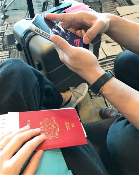 Love is often likened to being on Cloud Nine – Elisa Khong and Khailee Ng found themselves literally in the clouds, ushering Valentine’s on a 14-hour flight. (screengrab: @elisakhong)