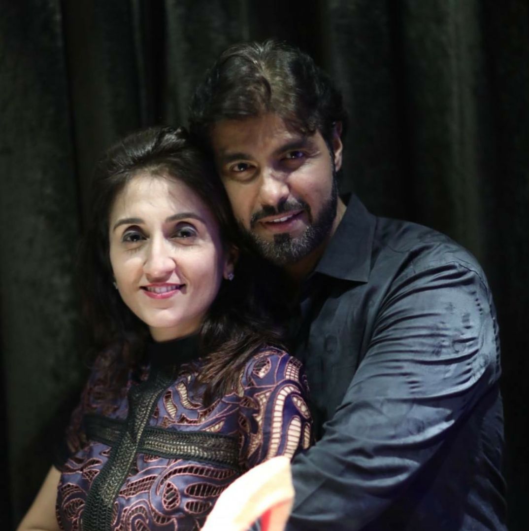 Sherina Binwani and Vijay Binwani snuggled up for a new portrait to add to their couple photo collection. (screengrab: @sherz2)