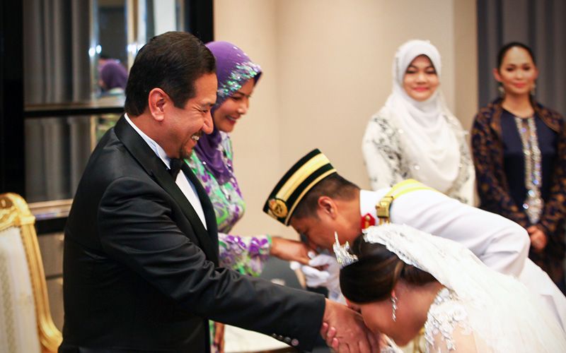 HRH Sultan Mizan Zainal Abidin and HRH Sultanah Nur Zahirah giving their blessings to the couple