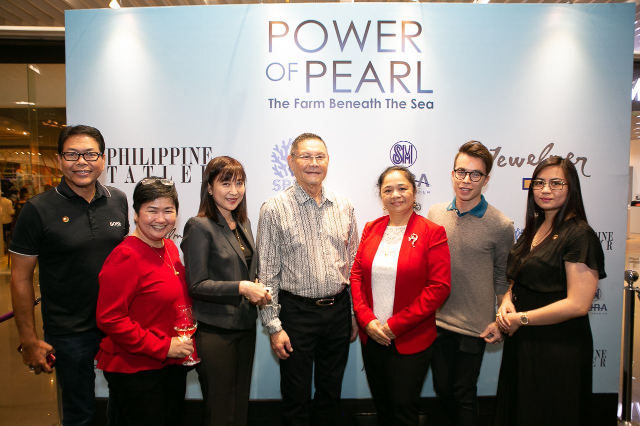Mr. Cruz, Tess Catedral and Minda Salud, Jewelmer Group Chairman Manuel Cojuangco, Neriz Cruz, Icaro Santos and Gi Cruz