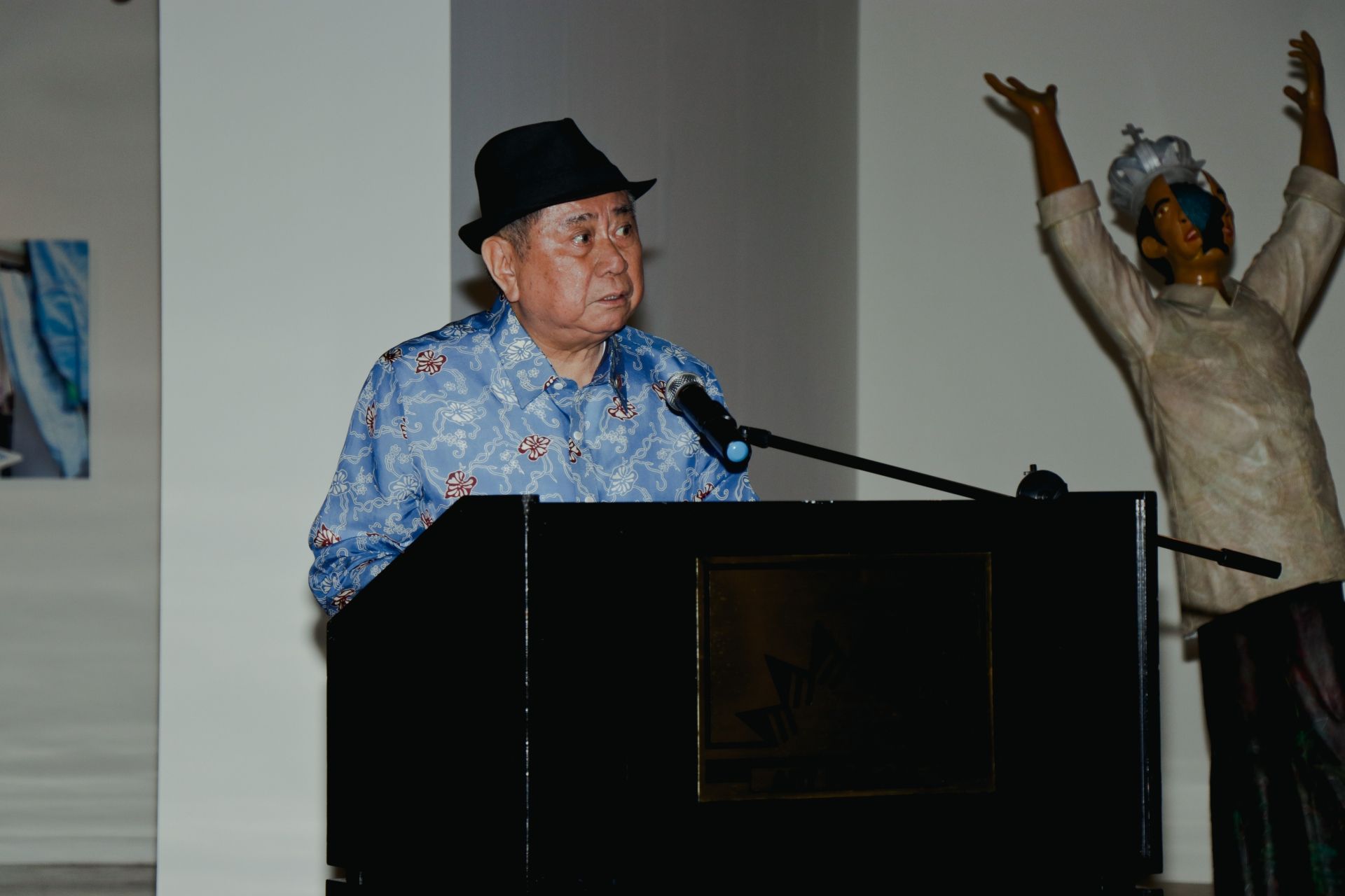 NCCA Chairman & National Artist, Virgilio Almario, welcomes the enthusiastic crowd.
