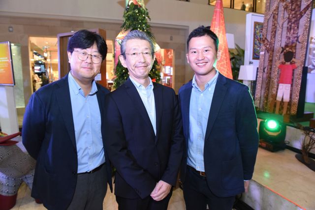 Panasonic General Manager for Trade Marketing Group Jiwoong Kim, Panasonic Vice President Masaru Toyota and Panasonic Technical Adviser Kyohei Morita