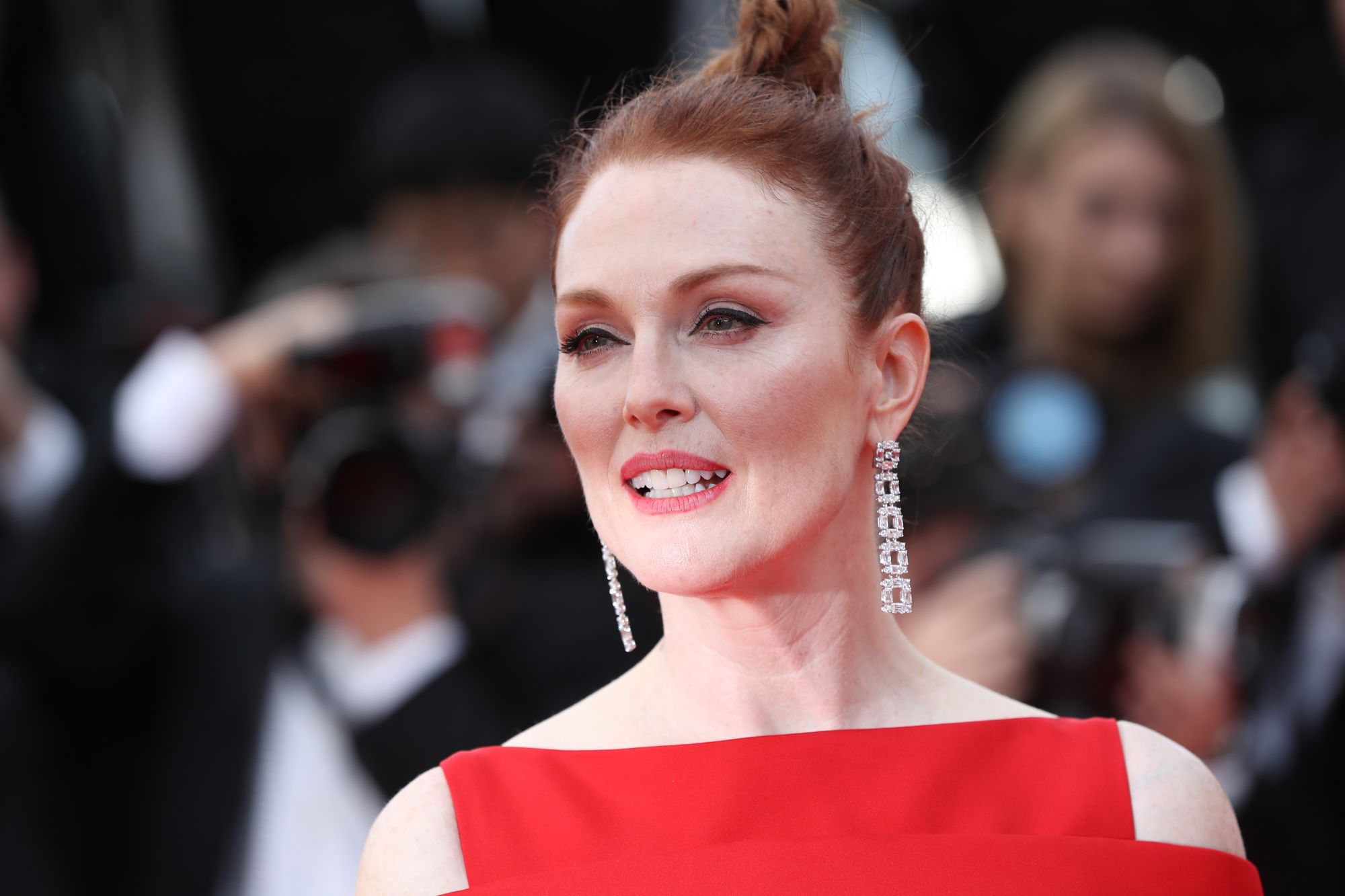 Julianne Moore opted for a pair of gold and diamond pendant earrings by Chopard.