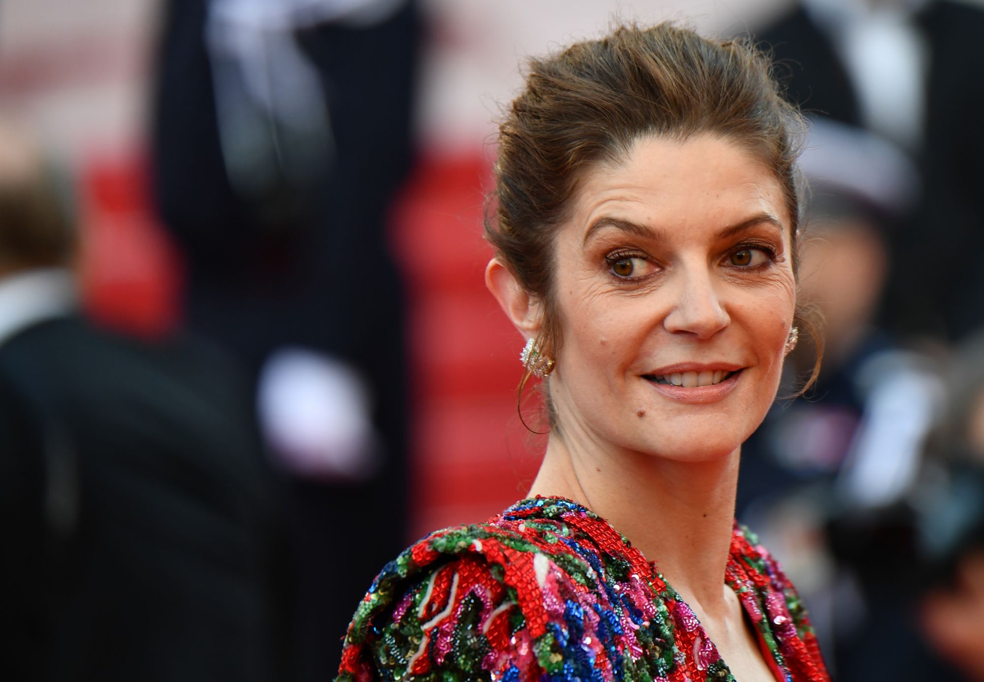 Chiara Mastroianni accessorized her Saint Laurent dress with Bulgari Serpenti yellow gold, diamond and emerald earrings.