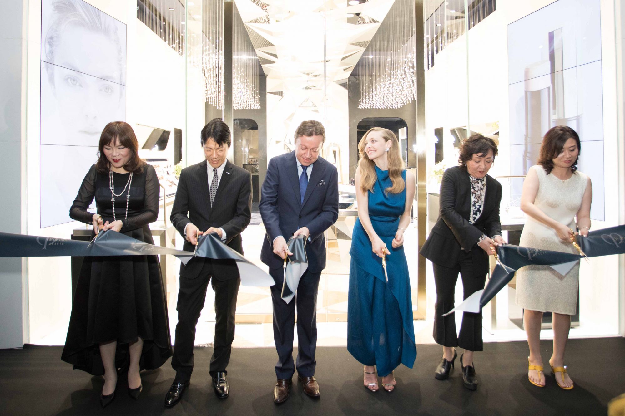 Jessica Fun (Regional Brand Director of Clé de Peau Beauté), Tatsuya Nagai (Vice President of Marketing for Shiseido Asia Pacific), Jean Philippe Charrier (President of Shiseido Asia Pacific), Amanda Seyfried, Yukari Sukuzi (Global Brand Director, Clé de Peau Beauté), Mizuki Hashimoto (Global Marketing Director, Clé de Peau Beauté)